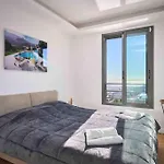 Splendid Villa With Overflowing Swimming Pool