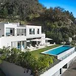 Splendid Villa With Overflowing Swimming Pool
