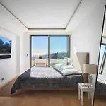 Splendid Villa With Overflowing Swimming Pool