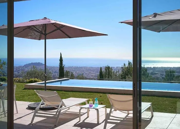 Splendid Villa With Overflowing Swimming Pool