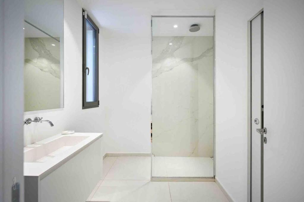 Splendid With Overflowing Swimming Pool Villa