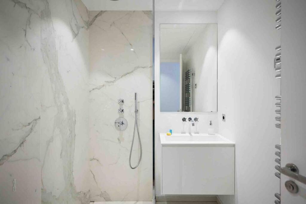Splendid With Overflowing Swimming Pool