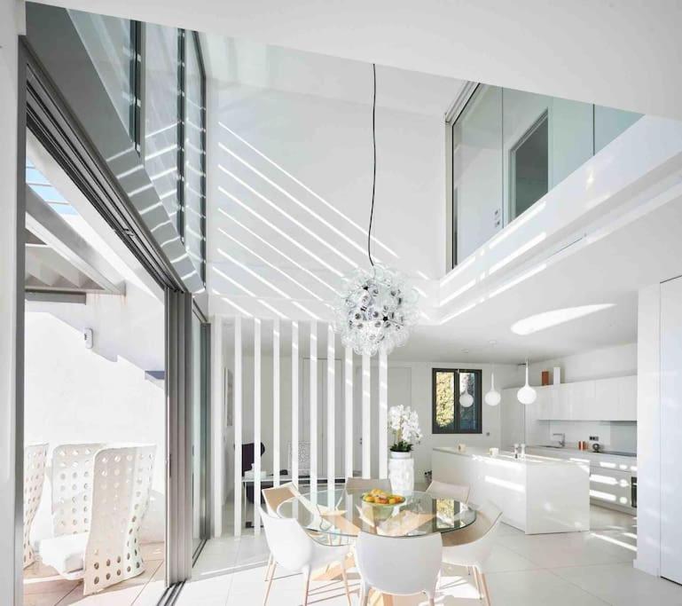 Splendid With Overflowing Swimming Pool * Nizza