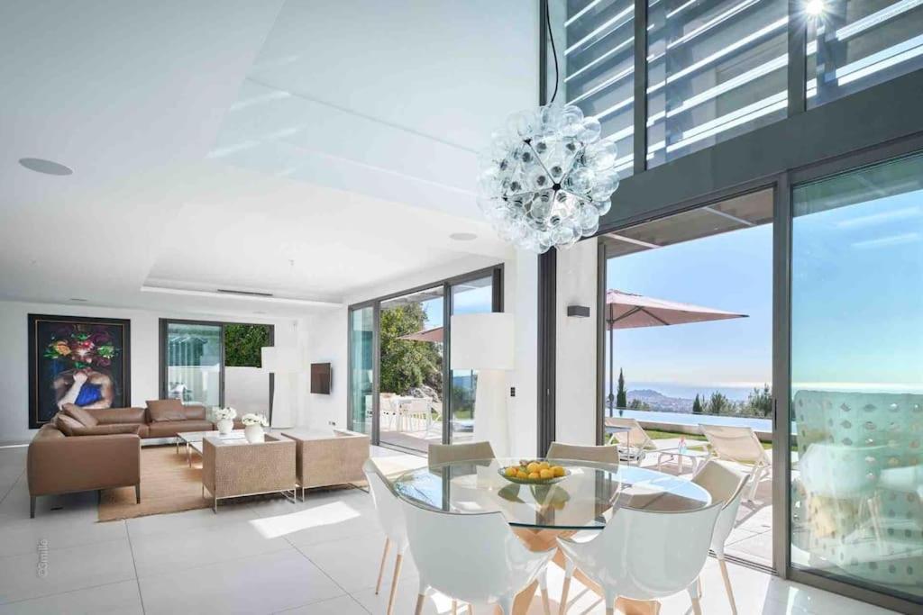 Villa Splendid With Overflowing Swimming Pool