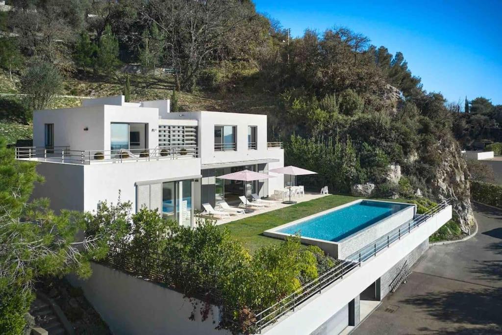Splendid With Overflowing Swimming Pool *