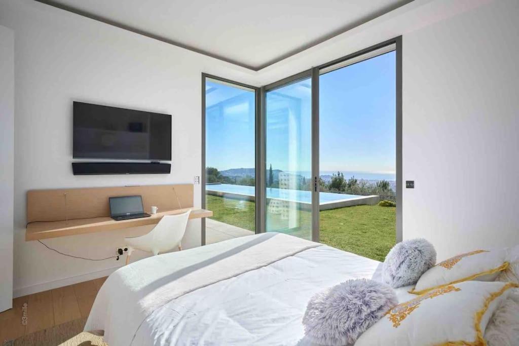 Villa Splendid With Overflowing Swimming Pool