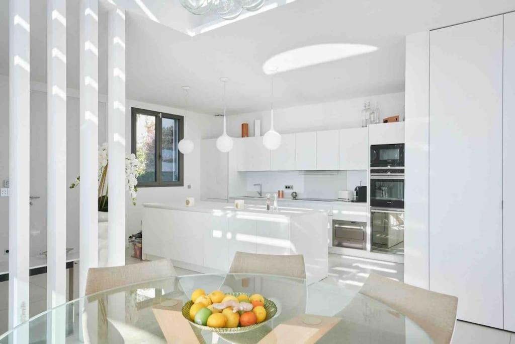 Splendid With Overflowing Swimming Pool * Nizza