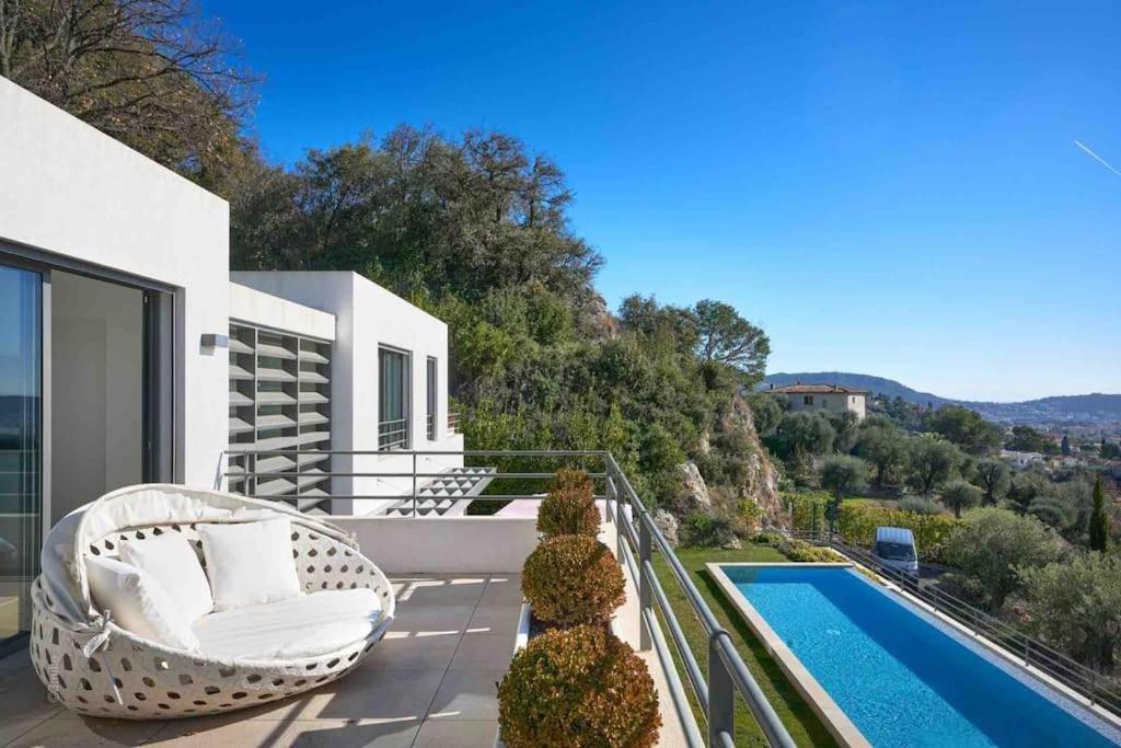 Splendid With Overflowing Swimming Pool Villa Nizza