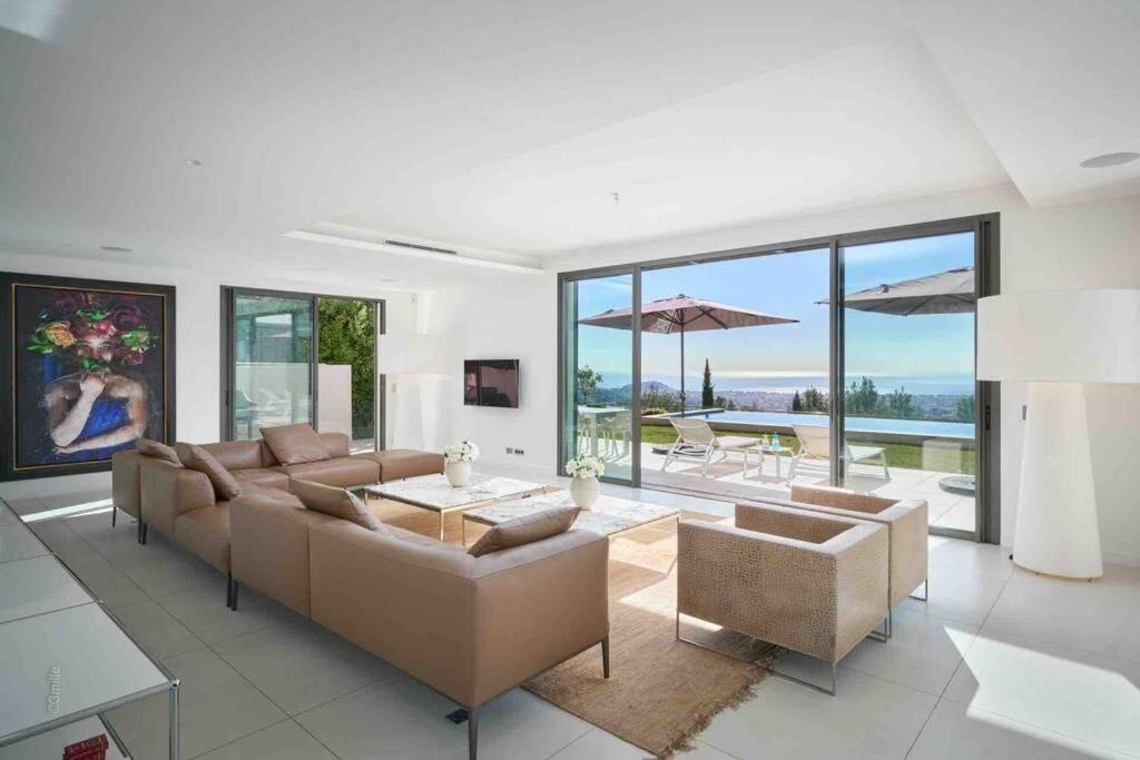 Splendid With Overflowing Swimming Pool * Nizza